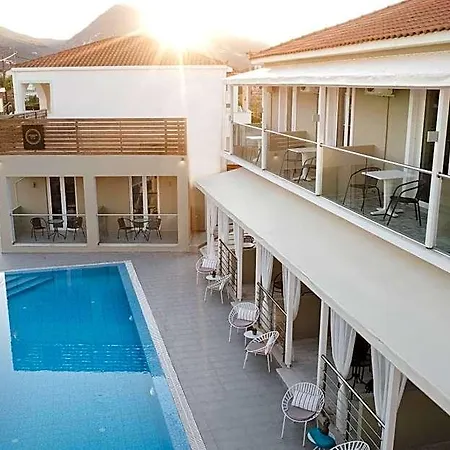 Ξενοδοχείο με διαμερίσματα Adorno Di Zante 4*